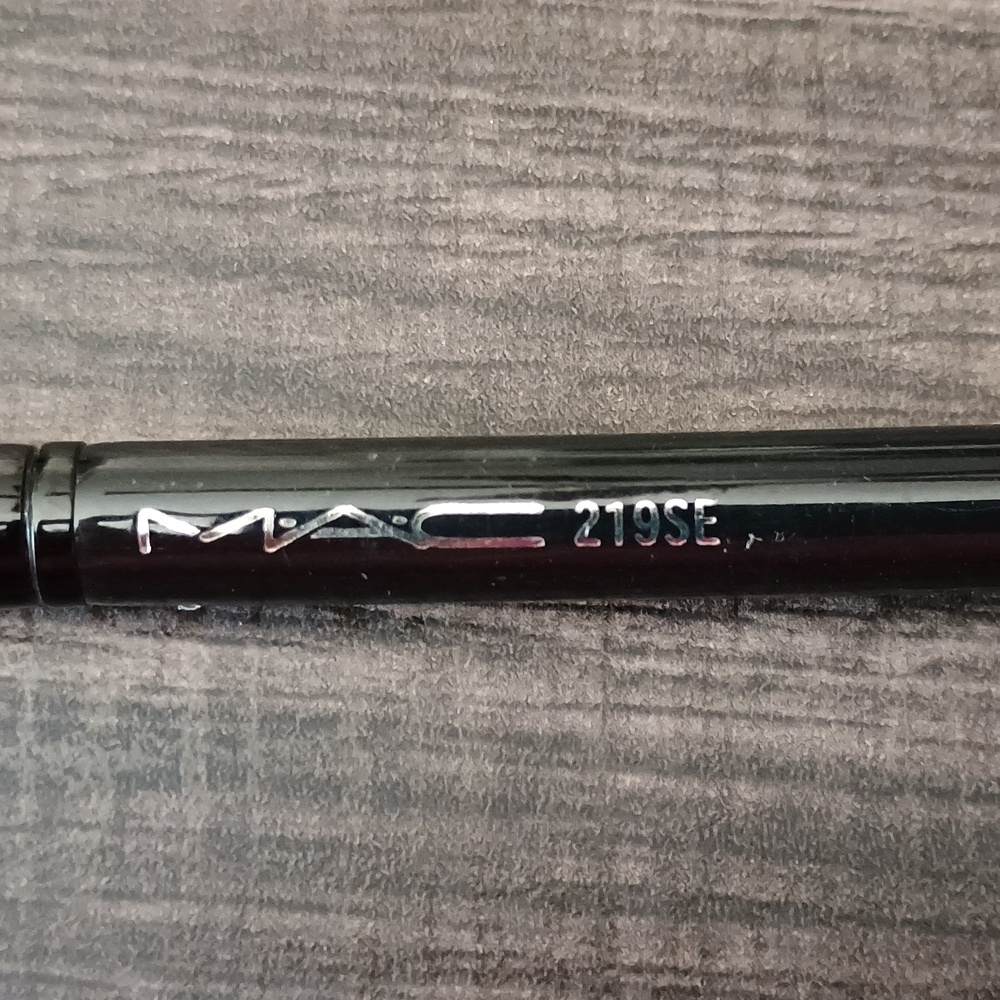 MAC 219SE Cosmetics Black Eyeshadow Brush - Picture 2 of 4